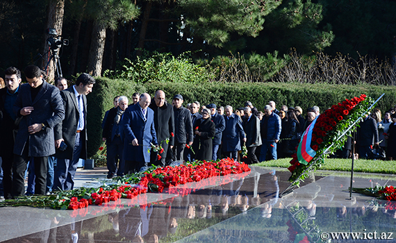 Сотрудники института посетили могилу великого лидера Гейдара Алиева