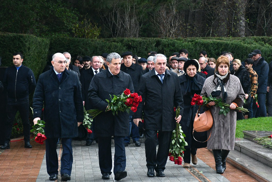 AMEA-nın kollektivi Ümummilli Lider Heydər Əliyevin məzarını ziyarət edib