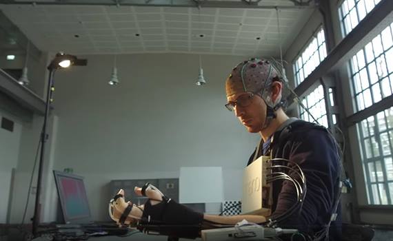 Feedback enhances brainwave control of a novel hand-exoskeleton