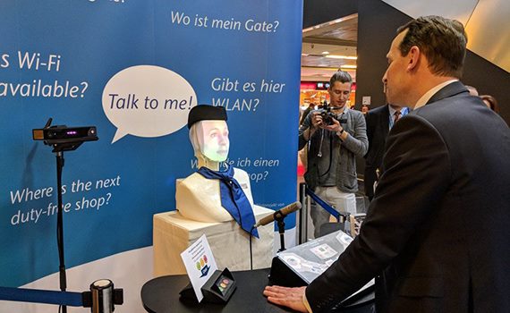 Во Франкфурте тестируют социального робота, который помогает пассажирам аэропорта