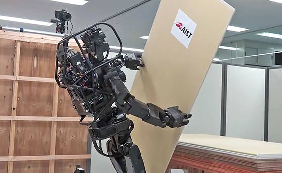 В Японии создали человекоподобного робота, способного управиться с шуруповертом