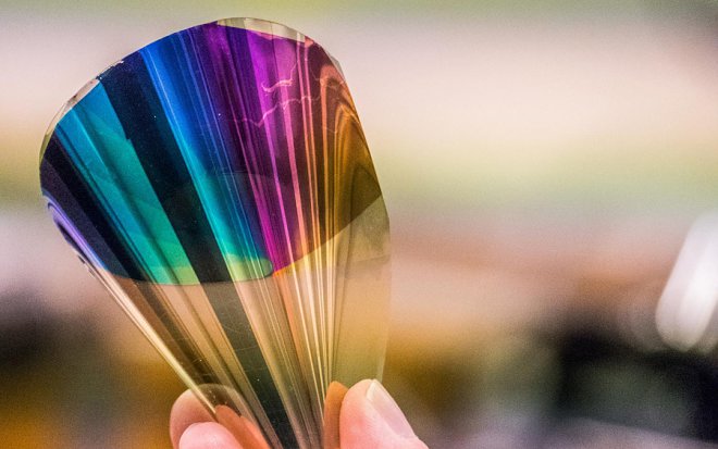 Flexible e-paper display is full color but less than a micrometer thick