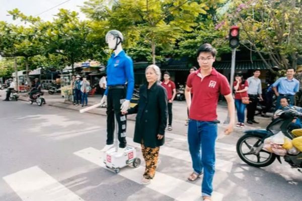 Vietnamese "Robocop" helps pedestrians to cross the street