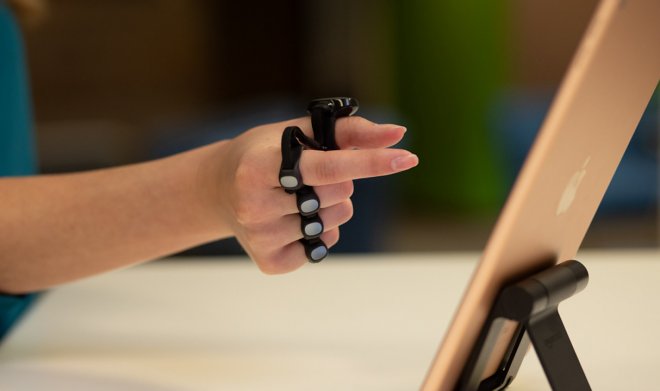 Технокастет Tap Strap совмещает в себе клавиатуру и мышку