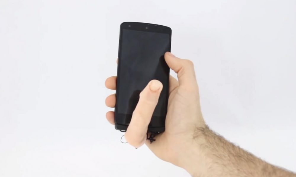 Французский инженер создал роботизированный палец для смартфона