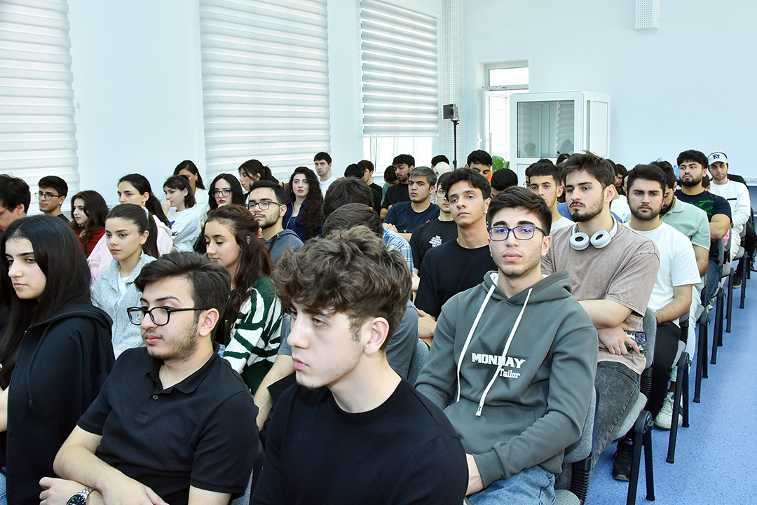 Akademik Rasim Əliquliyev SABAH tələbələrinə ustad dərsi keçib,