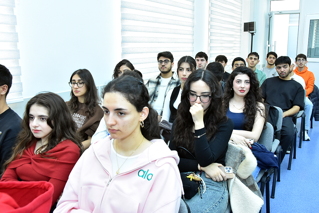 Akademik Rasim Əliquliyev SABAH tələbələrinə ustad dərsi keçib,