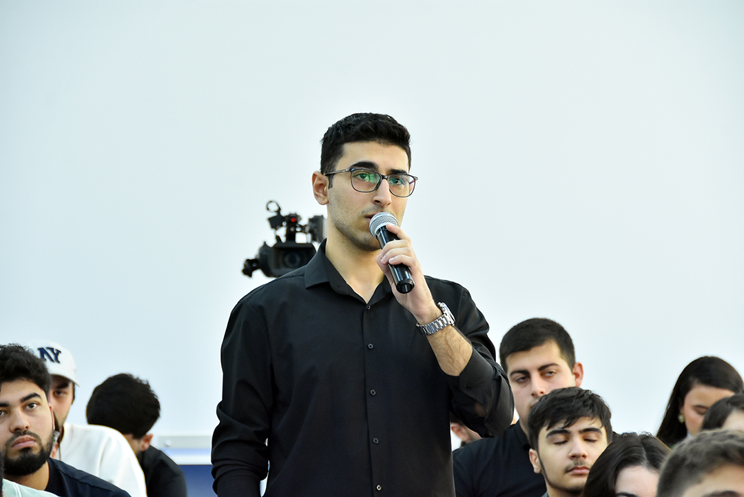 Akademik Rasim Əliquliyev SABAH tələbələrinə ustad dərsi keçib,