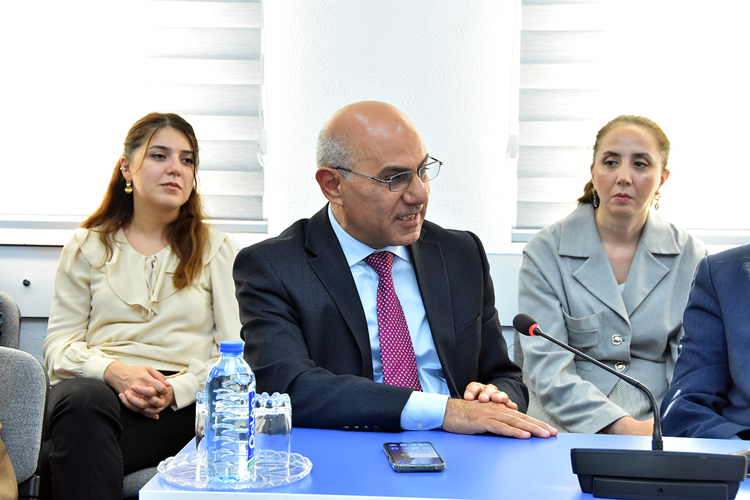 Çikaqo Universitetinin professoru ilə rəqəmsal tibb problemləri müzakirə olunub,