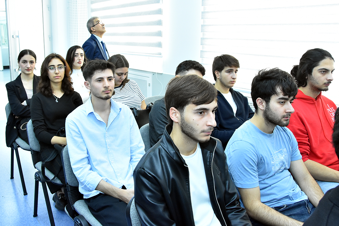 Akademik Rasim Əliquliyev SABAH tələbələrinə ustad dərsi keçib,