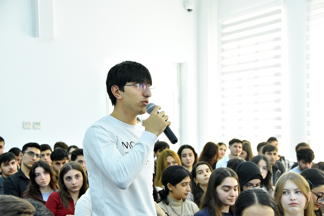 Akademik Rasim Əliquliyev SABAH tələbələrinə ustad dərsi keçib,