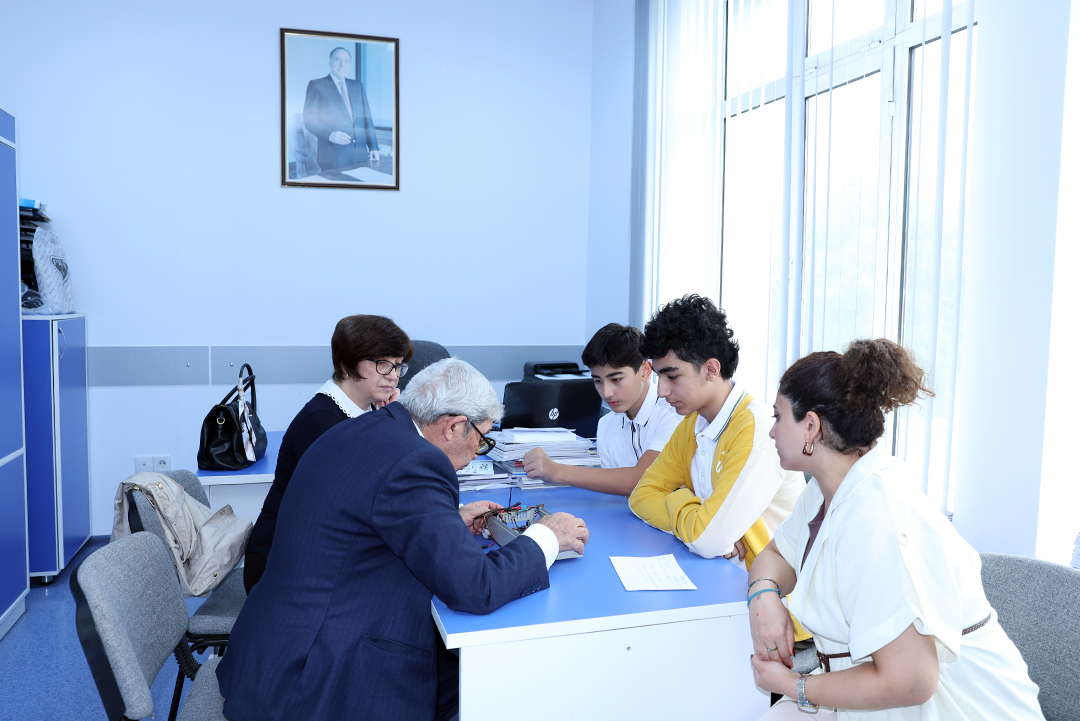 İnformasiya Texnologiyaları İnstitutu Bakı Oksford Məktəbinin şagirdlərinə hamilik edir,