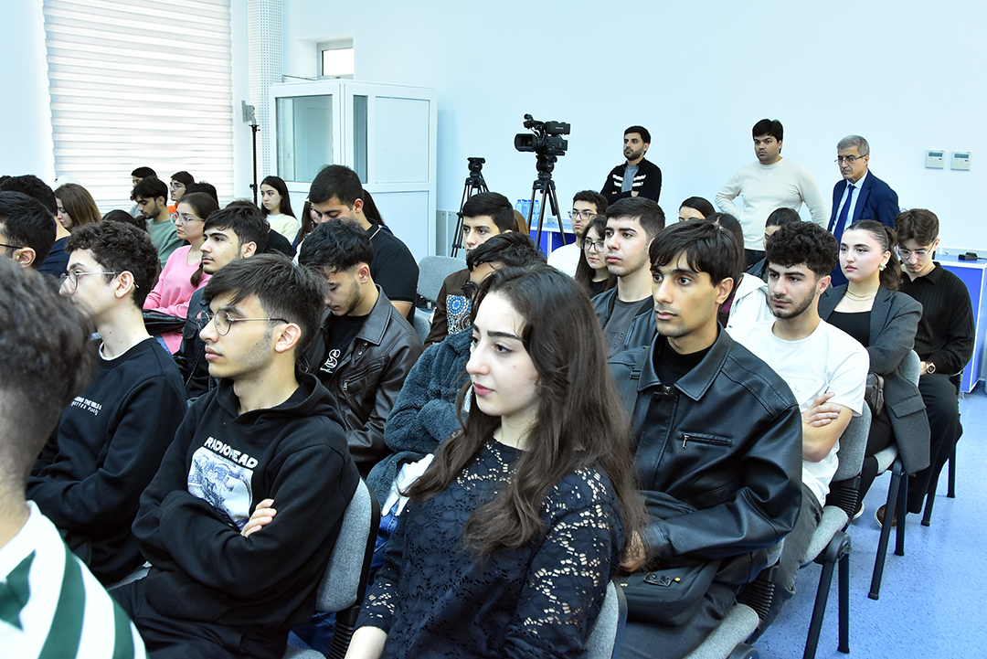 Akademik Rasim Əliquliyev SABAH tələbələrinə ustad dərsi keçib,