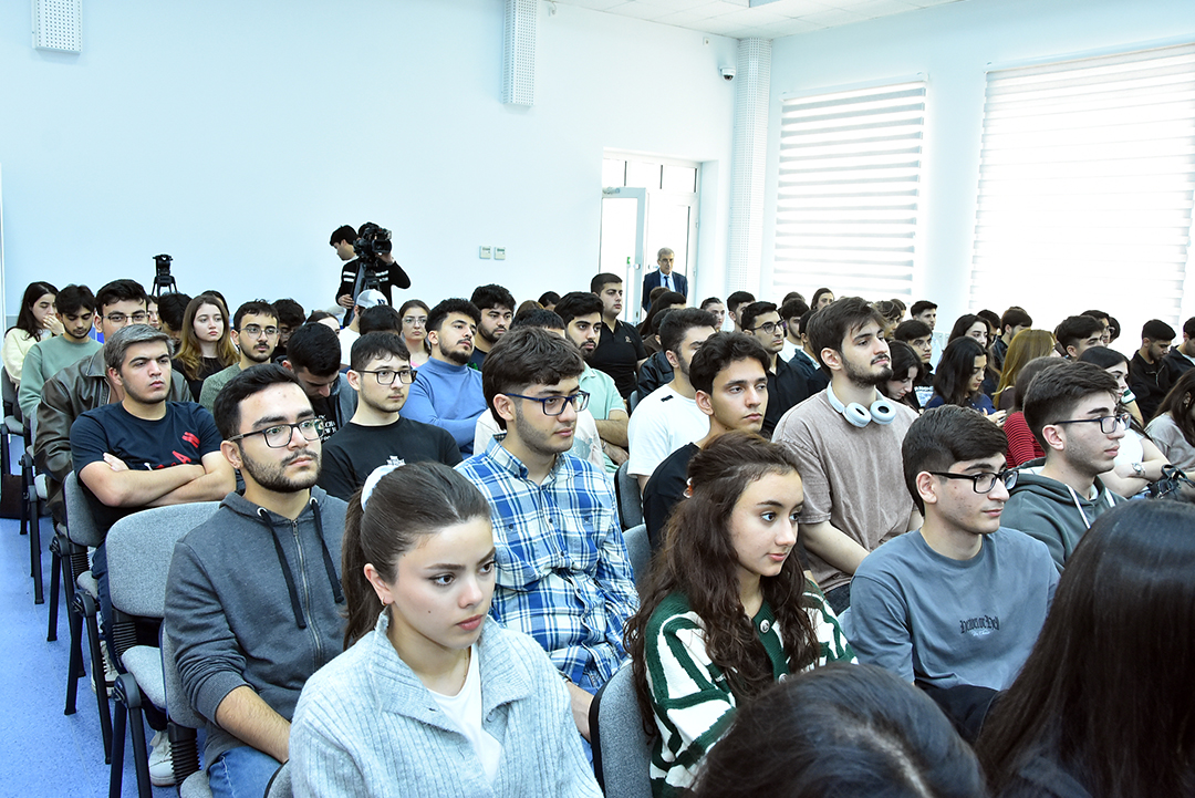 Akademik Rasim Əliquliyev SABAH tələbələrinə ustad dərsi keçib,