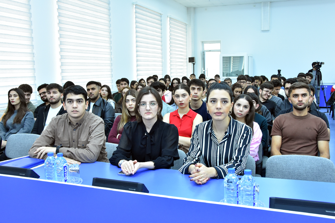 Akademik Rasim Əliquliyev SABAH tələbələrinə ustad dərsi keçib,