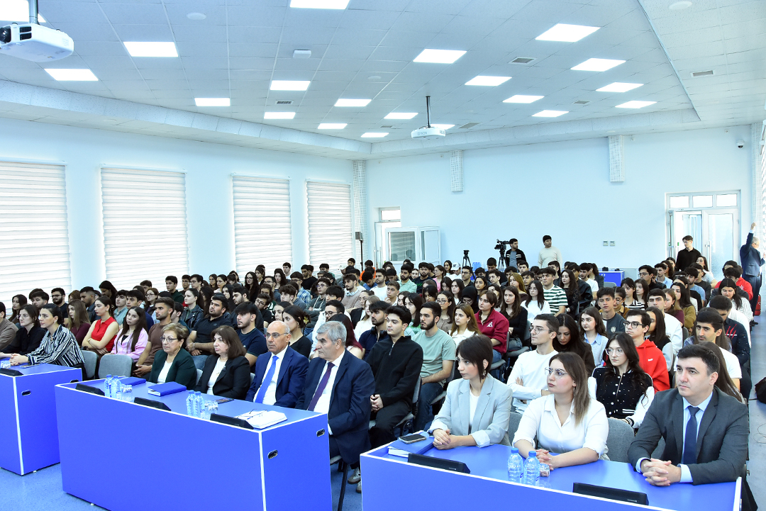 Akademik Rasim Əliquliyev SABAH tələbələrinə ustad dərsi keçib,