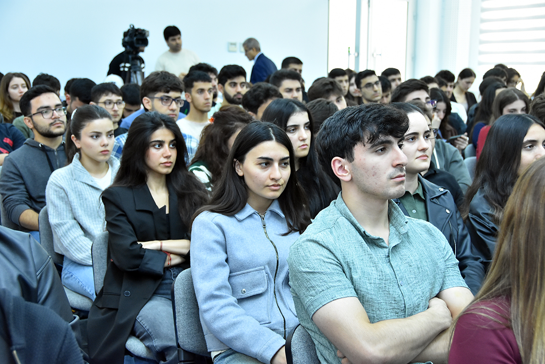 Akademik Rasim Əliquliyev SABAH tələbələrinə ustad dərsi keçib,