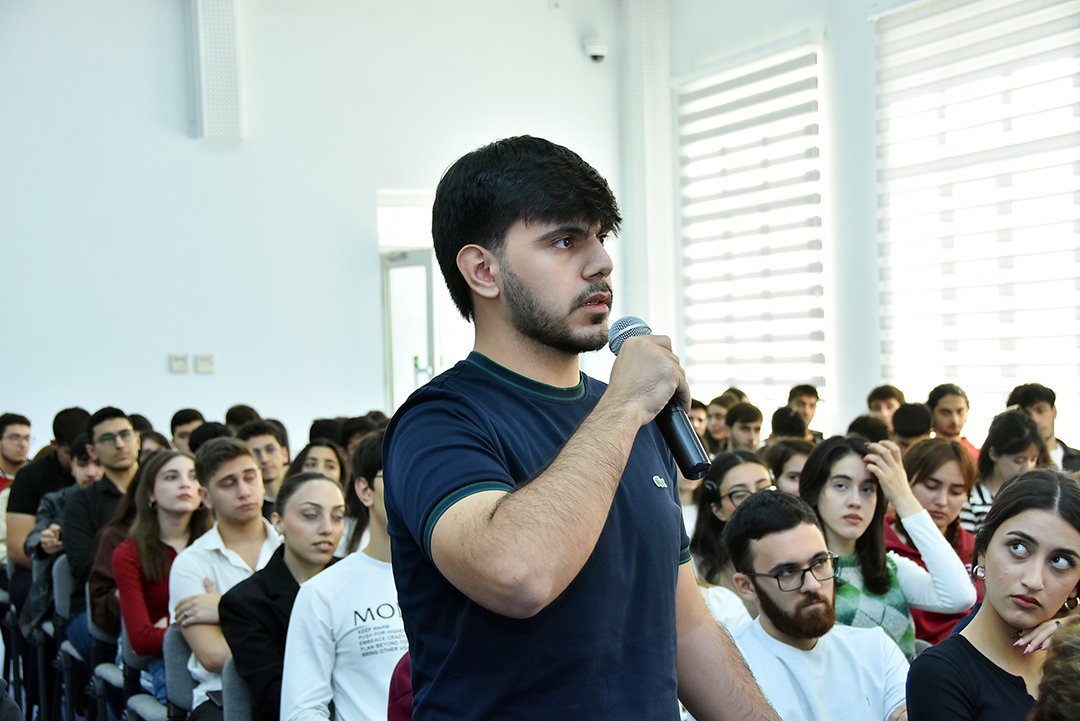 Akademik Rasim Əliquliyev SABAH tələbələrinə ustad dərsi keçib,