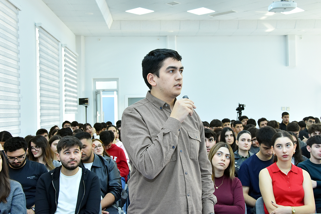 Akademik Rasim Əliquliyev SABAH tələbələrinə ustad dərsi keçib,