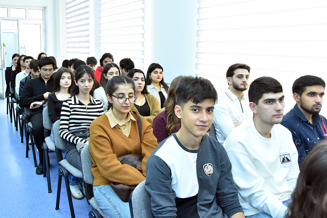 Akademik Rasim Əliquliyev SABAH tələbələrinə ustad dərsi keçib,