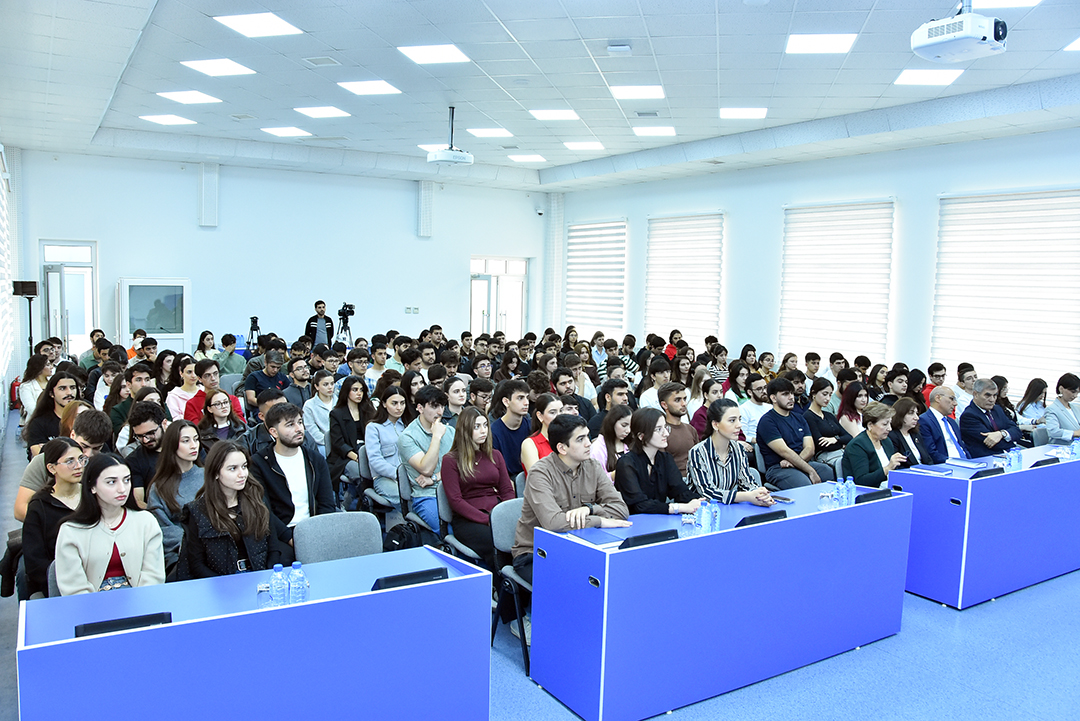 Akademik Rasim Əliquliyev SABAH tələbələrinə ustad dərsi keçib,