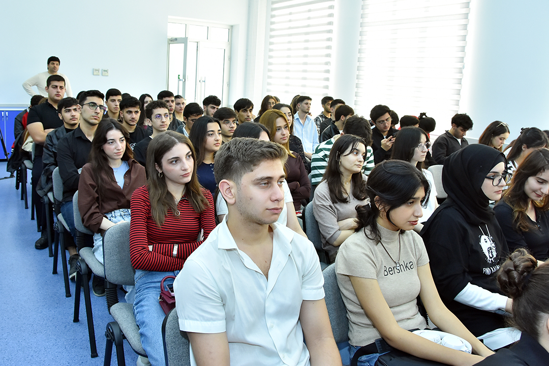 Akademik Rasim Əliquliyev SABAH tələbələrinə ustad dərsi keçib,