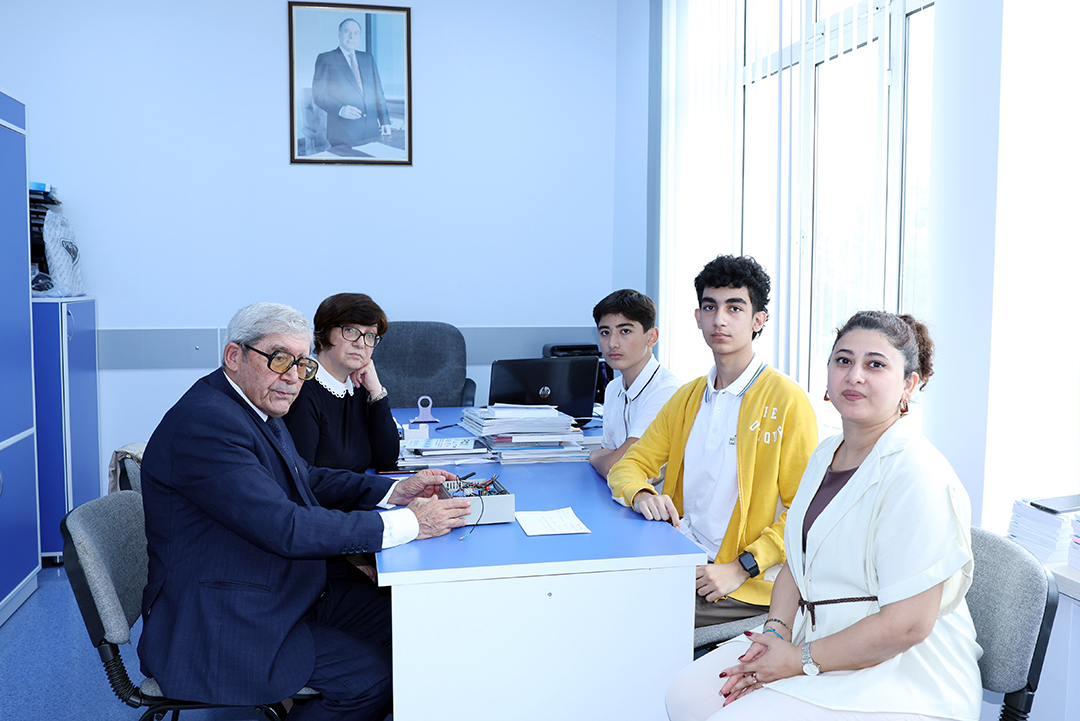 İnformasiya Texnologiyaları İnstitutu Bakı Oksford Məktəbinin şagirdlərinə hamilik edir,