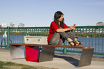 Бостон получил скамейки, заряжающие смартфоны солнечной энергией